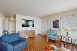 West End Wanderlust - Stylish Coastal Escape - Image 4