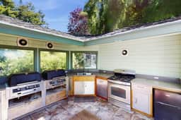 Estate at Vista - Spacious Luxury Retreat with Scenic Views - Image 3