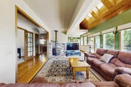 Estate at Vista - Spacious Luxury Retreat with Scenic Views - Image 5