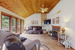 Arcata Townhouse - Modern Downtown Coastal Getaway - Image 4