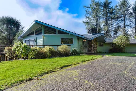 Viewcrest Retro Country Home - Image 3