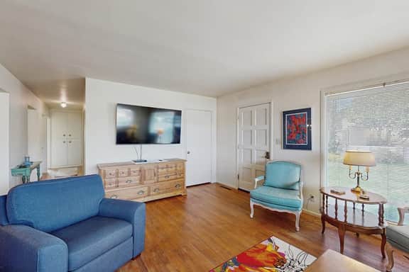 West End Wanderlust - Stylish Coastal Escape - Image 4