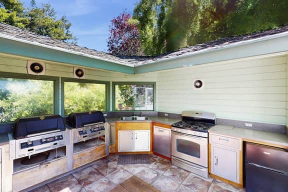Estate at Vista - Spacious Luxury Retreat with Scenic Views - Image 3