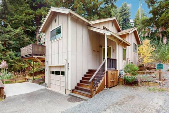 Arcata Townhouse - Modern Downtown Coastal Getaway - Image 2