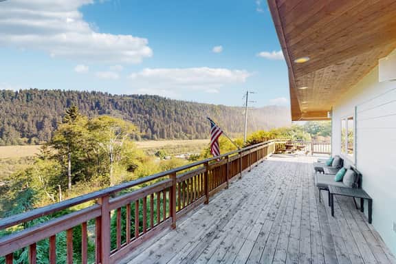 Logan's Landing - Relaxing Coastal Retreat Near the Water - Image 3