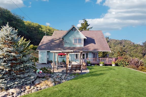 Logan's Landing - Relaxing Coastal Retreat Near the Water - Image 1