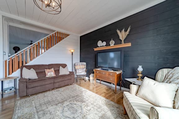 1858 Homestead - Historic Country Retreat with Modern Comforts - Image 1